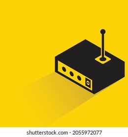 enrutador con sombra sobre fondo amarillo
