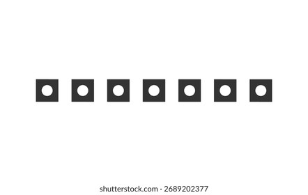 Linha de molduras negras vazias para fotos sobre fundo branco