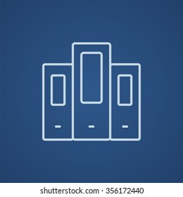 Icono de línea de fila de carpetas para web, móvil e infografías. Icono azul claro del vector aislado en fondo azul.