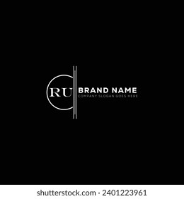 Diseño de logotipo de monograma de letra blanca RU con fondo negro. R U