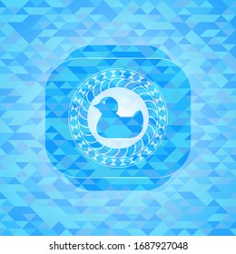 icono del pato de goma en el interior del emblema azul cielo con fondo de mosaico triangular