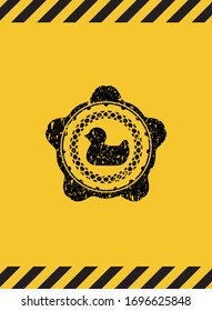 icono del pato de goma en el interior de la señal de advertencia, emblema negro de grunge. Ilustración vectorial. Detallado.