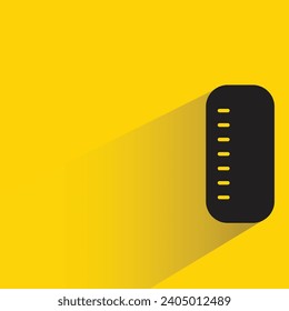 icono de regla con sombra sobre fondo amarillo