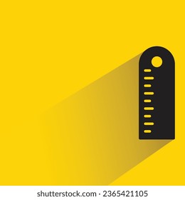 regla con sombra sobre fondo amarillo