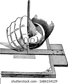 La pluma precargada es casi perpendicular a la placa y permite una representación precisa de las líneas más delgadas y su anchura se puede ajustar mediante un tornillo de ajuste, dibujo de líneas antiguas o ilustración de grabado.