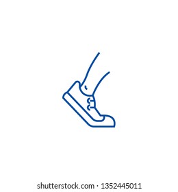 Running, tracking line icon concept. Running, tracking flat  vector symbol, sign, outline illustration.