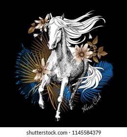 Caballo Blanco corriendo con flores exóticas de oro y azul y hojas sobre un fondo negro. Club de caballos - cita con letras. Cartel, composición de camisetas, estampado a mano. Ilustración vectorial.