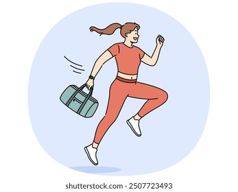 Mujer corriendo en ropa deportiva sostiene el bolso con artículos de fitness en la mano y se apresura a hacer ejercicio. Chica con uniforme deportivo corre al gimnasio, con ganas de deshacerse del exceso de peso lo antes posible.