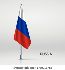 Russland hängt Flagge an der Fahne