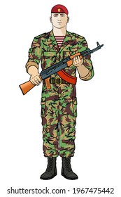 Un soldado de las fuerzas especiales con un arma en las manos en una boina de marrón
