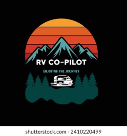 RV Copilot disfrutando del viaje - diseño de camisetas tipográficas. Este versátil diseño es ideal para impresiones, camisetas, tazas, afiches y muchas otras tareas. Buenas Citas Para Camping. 