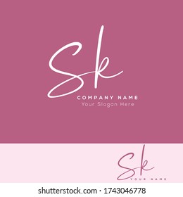 S K SK Escritura manuscrita inicial y logotipo de la firma.	
