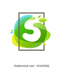 Logotipo de la letra S en marco cuadrado en el fondo verde del salpicadero de la acuarela. Tipografía de ecología de Vector para sus carteles, invitaciones, tarjetas. 