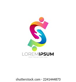 Logo de S con diseño de cuidado de personas, iconos de letras S