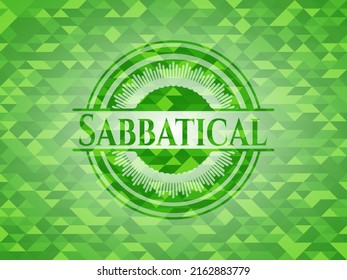 Emblema verde sabático con fondo de mosaico triangular. Ilustración vectorial. Detallado. 