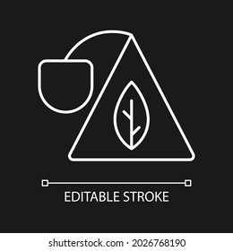 Icono lineal blanco sobre para el tema oscuro. Paquete en forma de pirámide para el té. Bebida refrescante natural. Ilustración personalizable de línea delgada. Símbolo de contorno vectorial aislado para el modo nocturno. Trazo editable