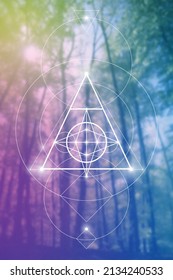 Heilige Geometrie spirituelle neue Zeitalter-futuristische Illustration mit ineinander greifenden Kreisen, Dreiecken und leuchtenden Teilchen vor unscharfem natürlichen fotografischen Hintergrund