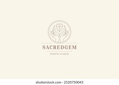 Manos sagradas con media luna y gema de cristal línea de diseño de logotipo de arte de Plantilla de Ilustración vectorial. Logotipo lineal de joyería esotérica mágica de mitología para la marca de clínica de cirugía plástica de spa de cosmetología