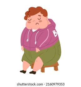 Niño triste en depresión, sentado en un banco. Vergüenza por la obesidad. El niño gordo está sufriendo. Detengan la comida excesiva de los niños. Enfermedades del tracto gastrointestinal. Estilo plano en ilustración vectorial.