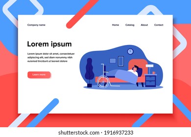 Hombre joven discapacitado triste descansando en la cama. Insomnio, silla de ruedas, ilustración vectorial plana nocturna. Discapacidad, soledad, concepto de tristeza para banner, diseño de sitios web o página web de aterrizaje