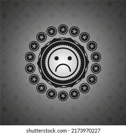 icono de cara triste dentro del emblema oscuro. Retro. 