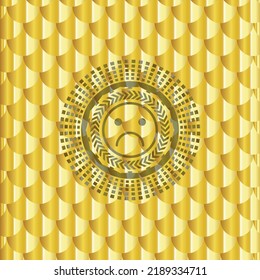 ícono de cara triste dentro del emblema de oro o la placa. Patrón de escalas. Ilustración vectorial. Detallado. 