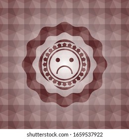 icono de cara triste dentro del emblema rojo o placa con fondo de patrón geométrico abstracto. Sin inconvenientes.