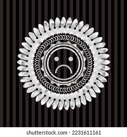 icono de cara triste dentro del emblema brillante plateado. 