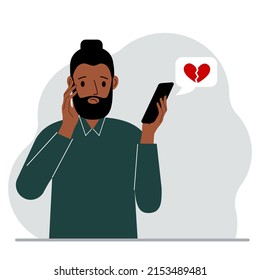 Triste hombre leyendo un mensaje en su teléfono móvil. Mensaje con el corazón rojo roto. Ilustración plana del vector