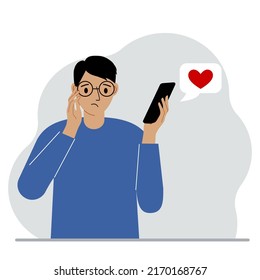 Un hombre triste lee un mensaje en su teléfono móvil. Mensaje con corazón rojo. Ilustración plana del vector