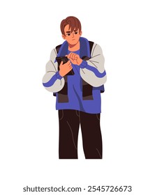 Triste pessoa segura celular em mãos, se comunica online, bate-papos. Adolescente perturbado rola redes sociais no smartphone. Garoto perambulando pelo telefone. Ilustração de vetor isolado plano em branco