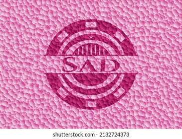 Emblema rosa triste con fondo de burbujas. Ilustración vectorial. Detallado. 