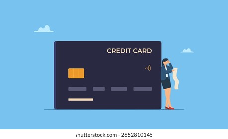 Mulher triste de pé com longas contas atrasadas perto do cartão de crédito. Problema de débito de cartão de crédito, gastos excessivos ou problemas de compras, consumismo ou compra viciado causando problema financeiro.