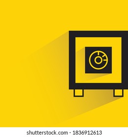 seguro con sombra de caída sobre fondo amarillo