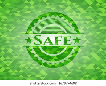 Emblema verde seguro con fondo de mosaico triangular. Ilustración vectorial. Detallado.