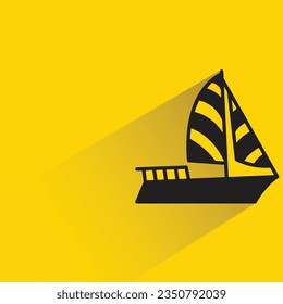 Segelschiff mit Schatten auf gelbem Hintergrund