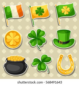 Objetos del Día de San Patricio. Bandera Irlanda, olla de monedas de oro, shamrock, sombrero verde y herradura.