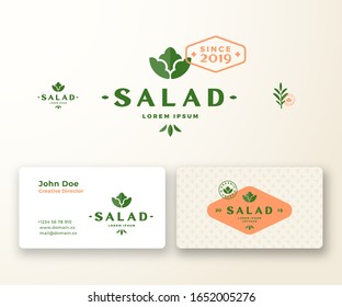 Plantilla de logotipo y tarjeta de visita para el vector abstracto de la boutique de ensaladas. Emblemas de comida vegetal o verde lechuga, elementos decorativos y patrón de fondo. Una Burla Realista De La Primera Estacionaria. Aislado.