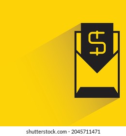 salario en sobre con sombra sobre fondo amarillo