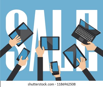 Konzept des Verkaufs-Computing. Hands, die Smartphone, Computer-Laptop und Tablet mit Verkaufshintergrund enthalten.