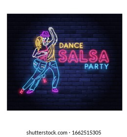 Banner de neón de la fiesta de baile de la salsa con pareja de baile. Signo de neón brillantemente iluminado de bailarinas latinas. Discoteca con letras de neón sobre fondo de pared de ladrillo. Cartel de animación y vida nocturna.