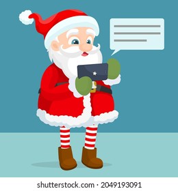 San claus usa una aplicación móvil en un smartphone divertiéndose