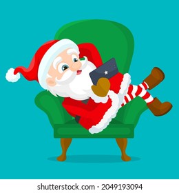 San Claus, der eine mobile App auf dem Smartphone nutzt