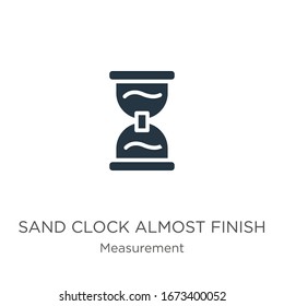 Símbolo vectorial de icono de casi acabado del reloj de arena. Icono de diseño de arena plana casi acabado de la colección de medidas aislado en fondo blanco. La ilustración vectorial puede utilizarse para gráficos web y móviles 