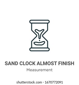 Icono vectorial del contorno de casi acabado del reloj de arena. Icono de casi acabado de reloj de arena negra de línea delgada, ilustración de elemento simple vector plano del concepto de medida editable trazo aislado en blanco 