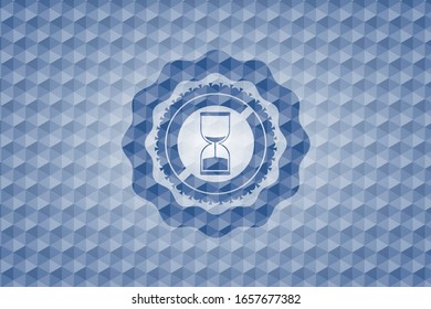 icono del reloj de arena dentro del emblema poligonal azul.