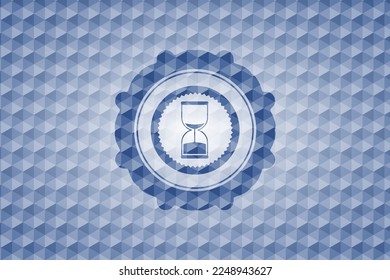 icono del reloj de arena dentro de la placa azul con fondo geométrico. 