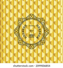 icono del reloj de arena dentro del emblema dorado brillante. Patrón de escalas. Ilustración vectorial. Detallado. 