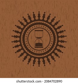 icono del reloj de arena dentro del emblema de madera. 