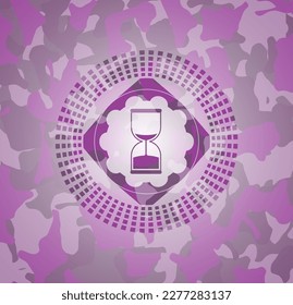 Sand-Uhr-Symbol auf rosafarbenem und violettem Tarnmuster. 